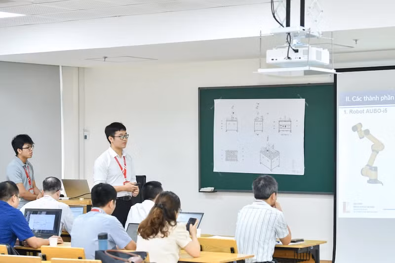 Students from Hanoi University of Science and Technology present a scientific research. (Illustrative image: HUST)