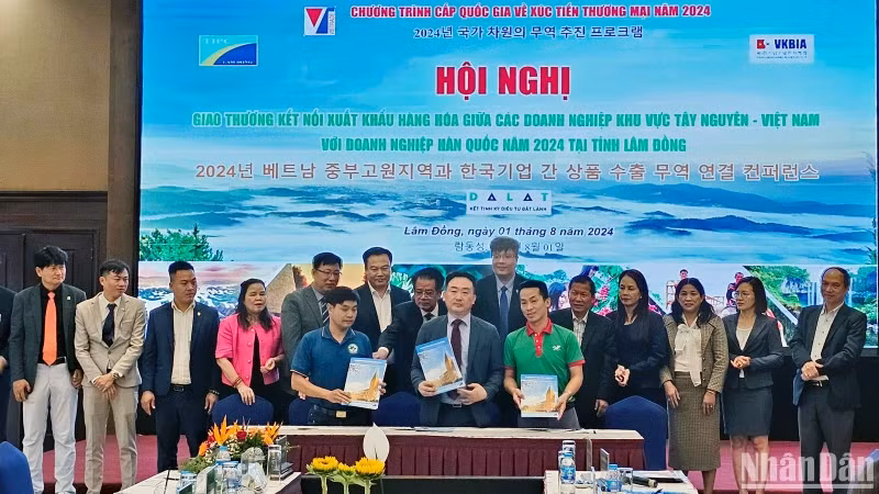 RoK and Central Highlands enterprises sign MoU. (Photo: NDO)
