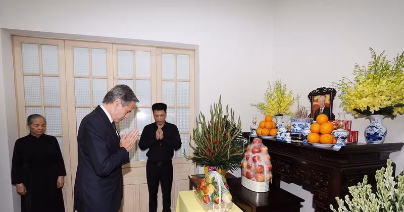 US Secretary of State Antony Blinken offers incense to the Party leader. (Photo: VNA)