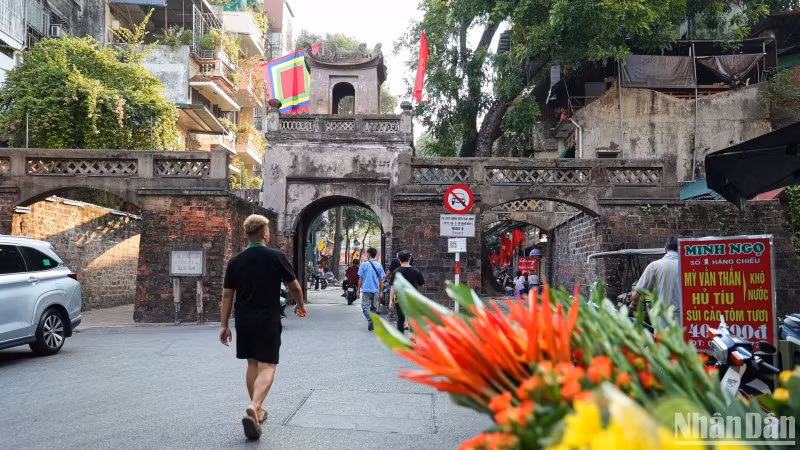 The peaceful beauty of Hanoi's autumn attracts many international visitors