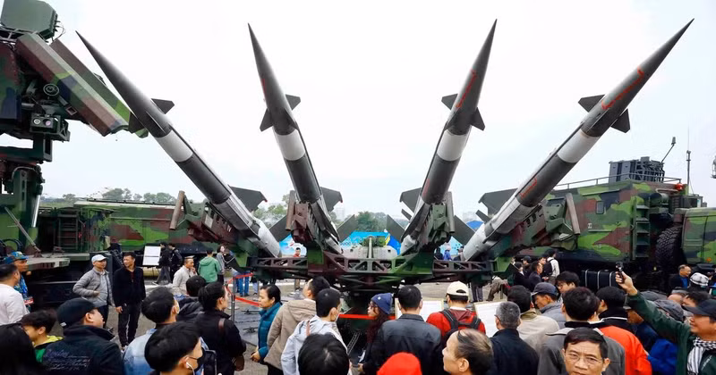 Vietnam’s 5P73-VT missile launcher draws attention (Photo: VNA)