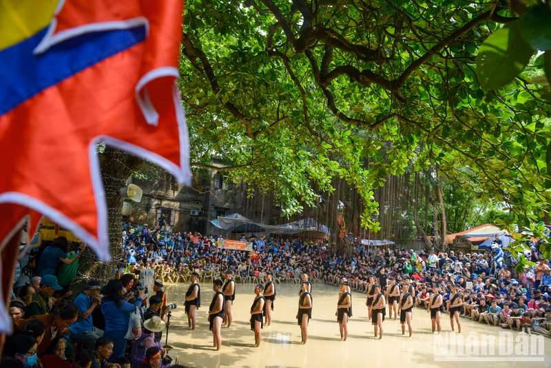 The festival is held on the main yard of Tam Giang Saint Temple, with an area of about 200m2 and a muddy surface. The court consists of two holes to push the ball down.