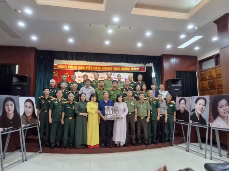 The portraits of 10 heroic female martyrs of the Lam Ha Militia are donated to the Vietnamese Women’s Museum. (Photo: congthuong.vn)