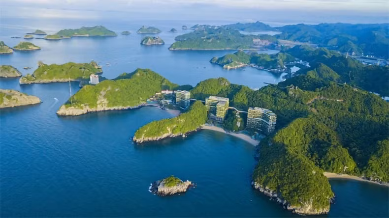 The Cat Ba Archipelago, located in Cat Hai District (Hai Phong), consists of 367 large and small islands, featuring smooth white sand beaches with crystal-clear water where one can see the bottom. (Photo: VNA)