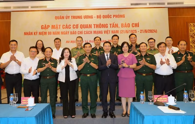 General Phan Van Giang and leaders of press agencies. (Photo: NDO)