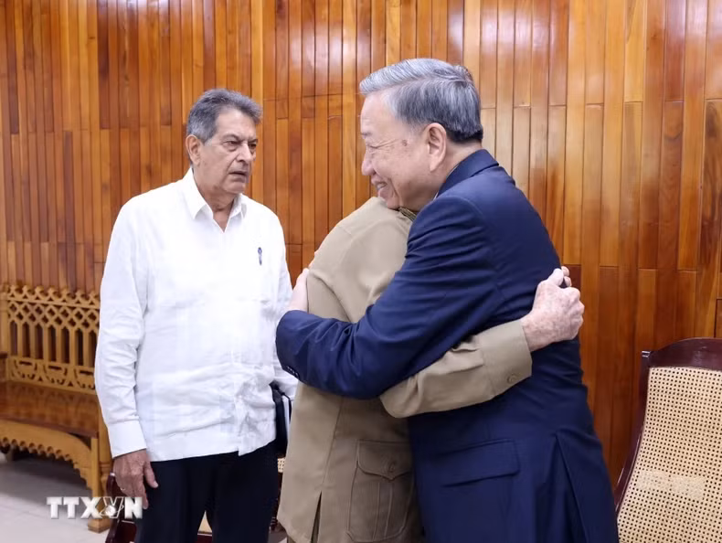 Party General Secretary and President To Lam meets leader of the Cuban revolution, General Raul Castro Ruz. Party General Secretary and President To Lam meets leader of the Cuban revolution, General Raul Castro Ruz.