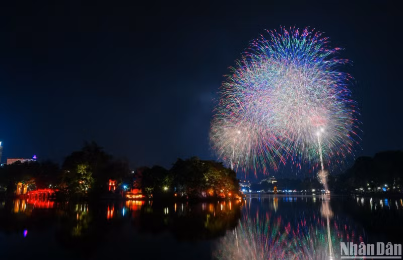 Hanoi organises fireworks shows in 30 districts and towns with 32 fireworks venues. There are nine high-range fireworks displays and 23 low-range fireworks displays across the city. Hanoi organises fireworks shows in 30 districts and towns with 32 fireworks venues. There are nine high-range fireworks displays and 23 low-range fireworks displays across the city.