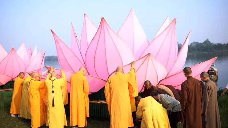 The first lotus flower is launched