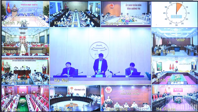 The meeting is held in both in-person and online form, connecting delegates at the Government Headquarters and others in 46 provinces and cities with key national transport projects.
