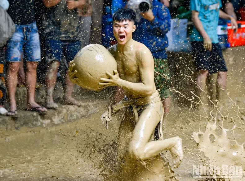 The players try to place the ball into the hole.