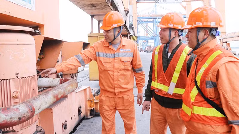 Employees of Tan Vu Port in Hai Phong during working hours. (Photo: MINH THANG)