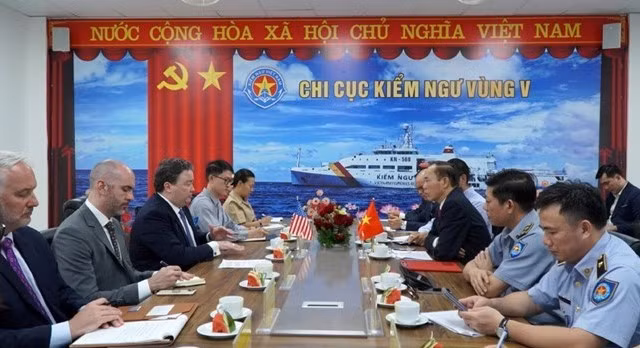 US Ambassador to Vietnam Marc E. Knapper and Deputy Minister of Agriculture and Rural Development Phung Duc Tien at the Department of Fisheries Surveillance (DFIRES) Training Facility, Region 5 in Phu Quoc city, the southern province of Kien Giang. (Photo: VNA)