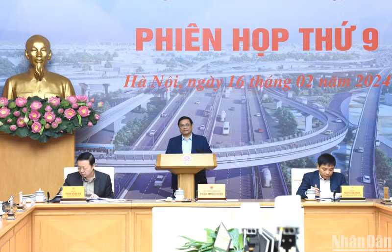 Prime Minister Pham Minh Chinh speaking at the session.