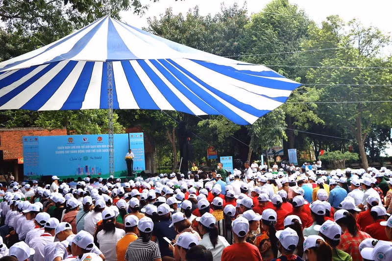 At the ceremony in Thuan Thuan town. (Photo: baotainguyenmoitruong.vn)