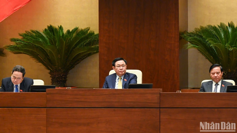National Assembly Chairman Vuong Dinh Hue and National Assembly Vice Chairmen attend the conference. (Photo: DUY LINH)