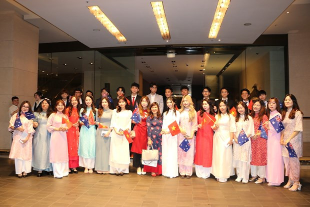 Overseas Vietnamese greet Prime Minister Pham Minh Chinh in Australia. (Photo: VNA)