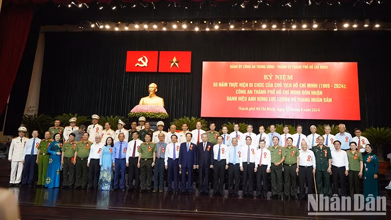 General Secretary and President To Lam and former and incumbent leaders of the Party and State pose for photos.