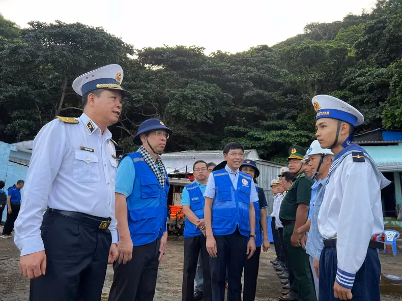 Leaders of the Ho Chi Minh City Navy visit officers and soldiers working on Hon Chuoi Island.