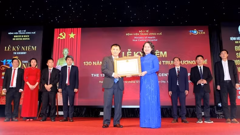 Vice President Vo Thi Anh Xuan (right) presents the First-Class Labour Order to Professor, Dr. Pham Nhu Hiep, Director of Hue Central Hospital. (Photo: NDO)