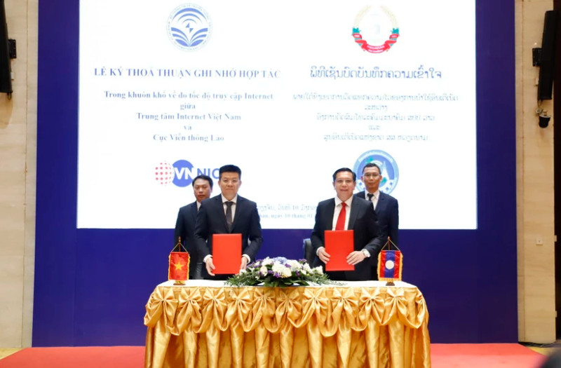 At the signing ceremony between the Vietnam National Internet Centre and the Lao National Internet Centre and the Lao Department of Telecommunications. (Photo: VNA)