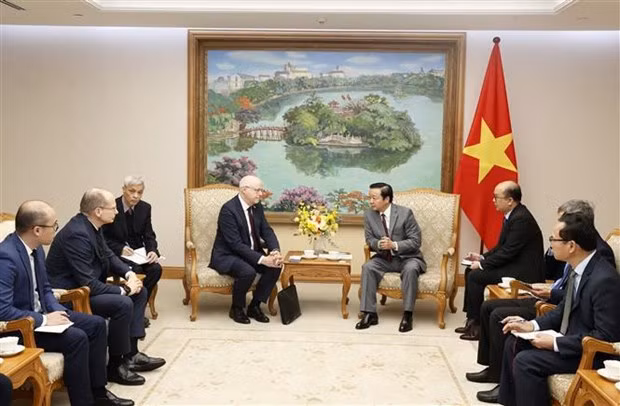 Deputy Prime Minister Tran Hong Ha (R) and Finnish Ambassador to Vietnam Keijo Novaron (Photo: VNA)