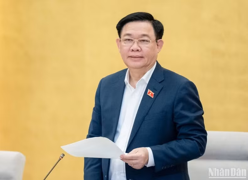 NA Chairman Vuong Dinh Hue speaking at the meeting. (Photo: NDO)