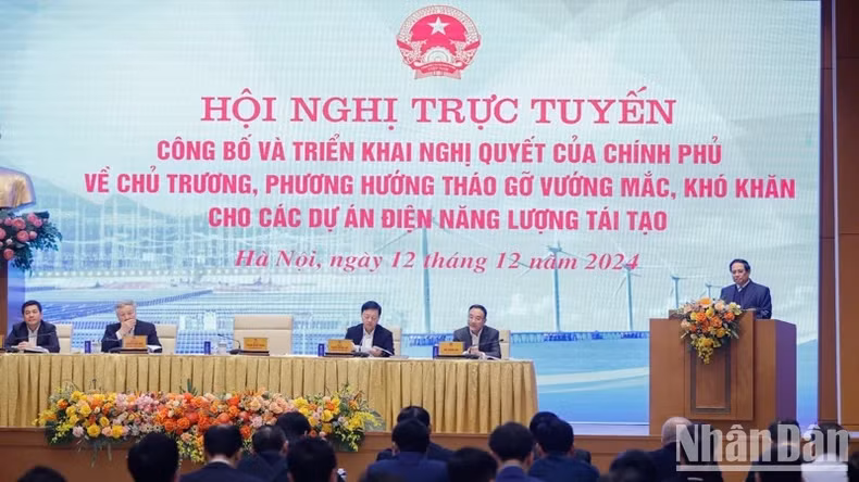 PM Pham Minh Chinh chairs the hybrid conference on December 12. (Photo: NDO)