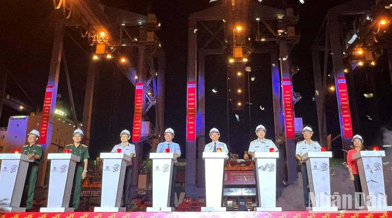 Delegates press the buttons to give the order to handle the first cargo to the port. (Photo: NDO)