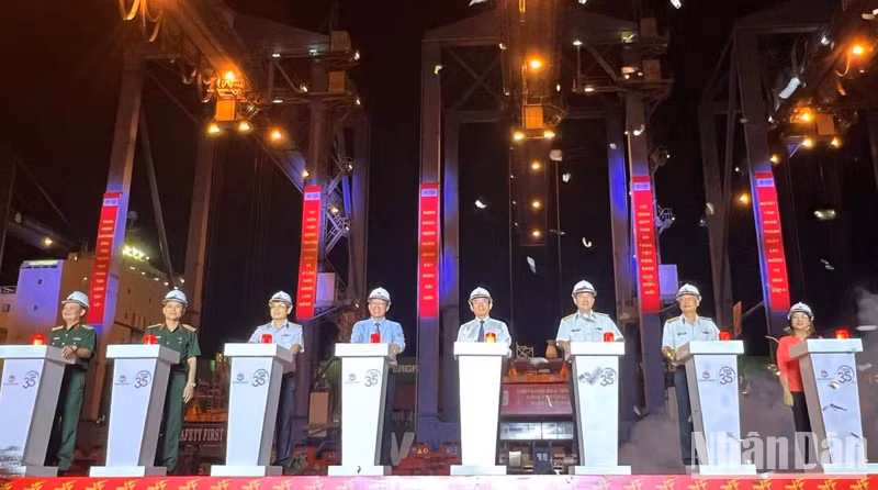 Delegates press the buttons to give the order to handle the first cargo to the port. (Photo: NDO)
