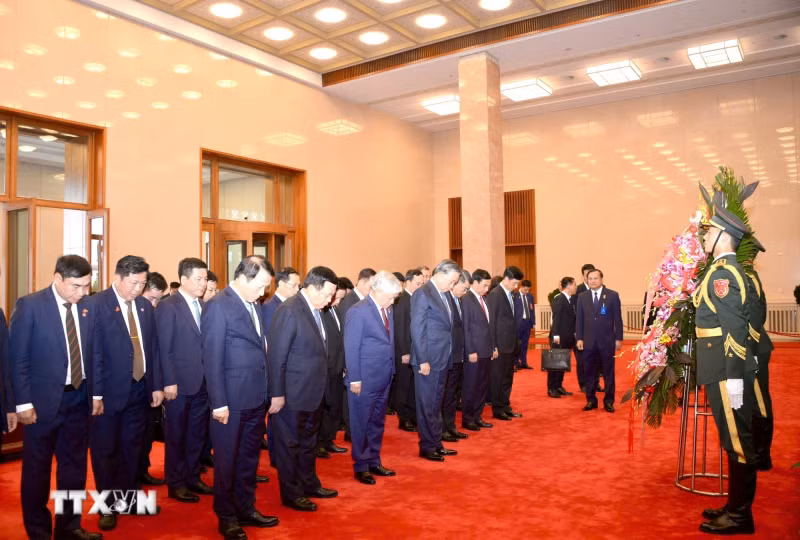 The top Vietnamese leader and other delegates commemorate President Mao Zedong.