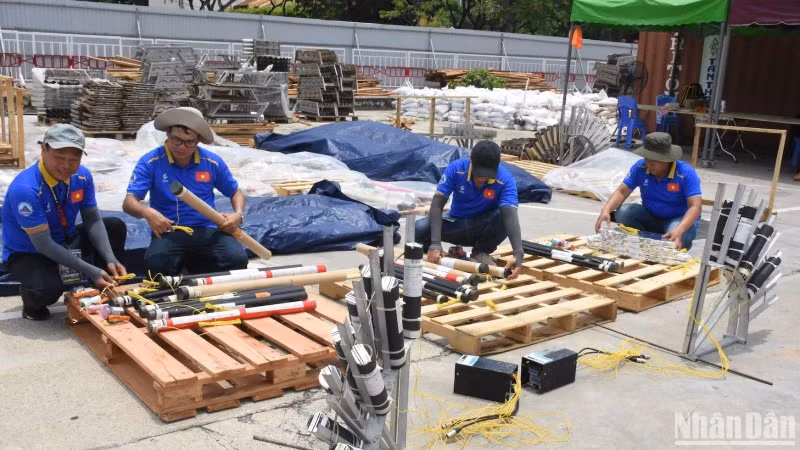 The Vietnam team prepare for the opening performance of the DIFF 2024. (Photo: NDO)