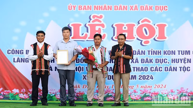 At the ceremony to announce the recognition of community tourism in Dak Rang Village 