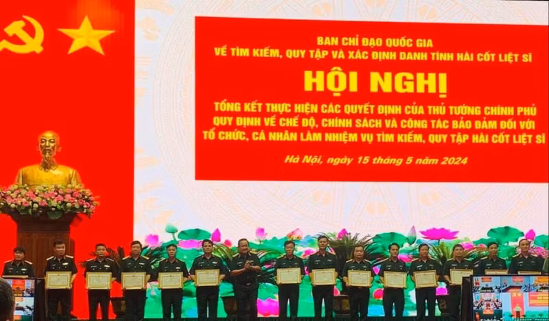 Organisations and individuals are honoured for their excellent contributions to implementing and ensuring policies for organisations and people participating in the search and repatriation work. (Photo: hanoimoi.vn)