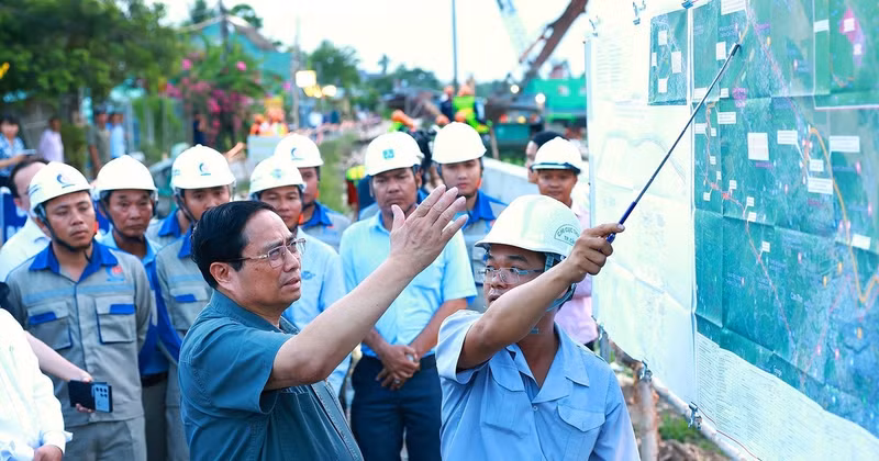 Prime Minister Pham Minh Chinh is reported with the progress of the anti-erosion embankment project on the Tra Noc River in Binh Thuy district, Can Tho city on May 12. (Photo: VNA)