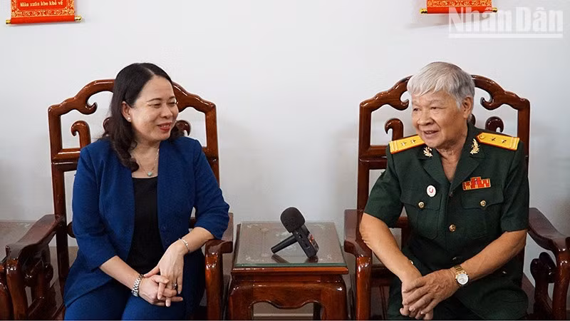 Acting President Vo Thi Anh Xuan visits veteran Tran Dinh Thi.