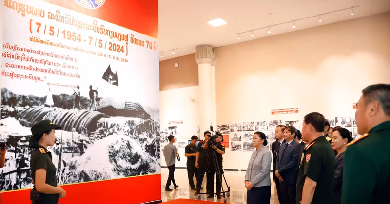 People at the exhibition. (Photo: VNA)