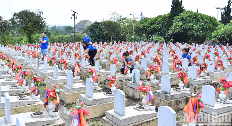 The Vietnam – Laos International Martyrs' Cemetery is now home to the tombs of over 11,000 voluntary soldiers and military experts who sacrificed on Lao battlefields. The Vietnam – Laos International Martyrs' Cemetery is now home to the tombs of over 11,000 voluntary soldiers and military experts who sacrificed on Lao battlefields.