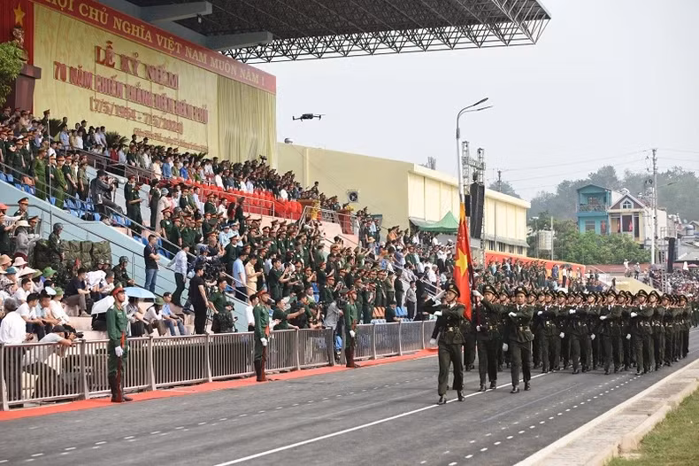 The formation of public security marched past the stand. The formation of public security marched past the stand.
