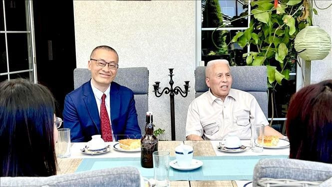 Vietnamese Ambassdor to Germany Vu Quang Minh (L) and Le Duc Duong who met President Ho Chi Minh twice (Photo: VNA)