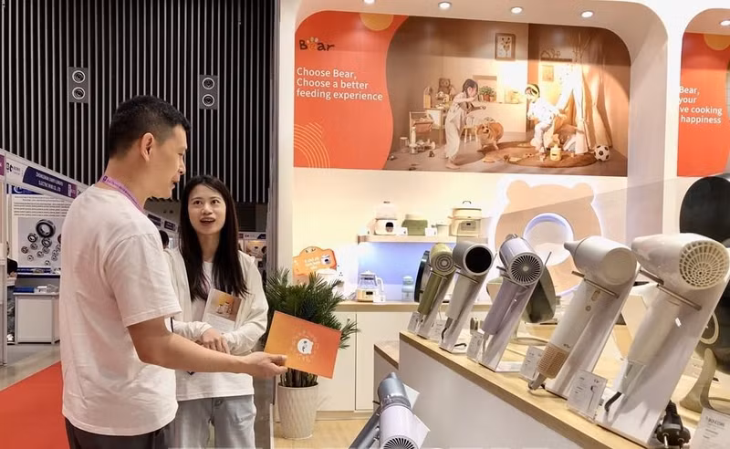 A buyer surveys supplies at the show. (Photo: VNA)