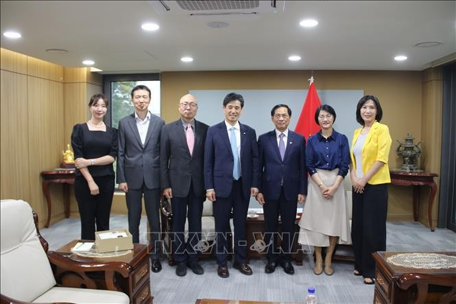 FM Bui Thanh Son (third from right) and KOVECA members (Photo: VNA)