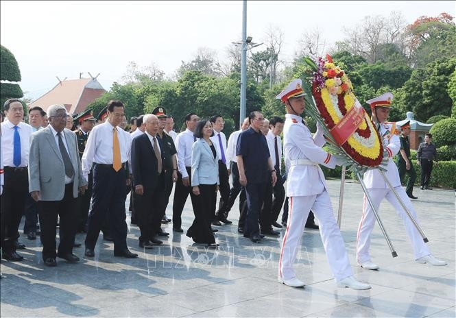 Incumbent and former Party and State leaders pay respect and lay a wreath in commemoration of martyrs at the A1 National Martyrs Cemetery in Dien Bien Dien Bien on May 6. (Photo: VNA)