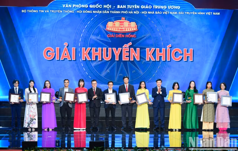 Le Quoc Minh, Member of the Party Central Committee (PCC), Editor-in-Chief of Nhan Dan (People) Newspaper, Deputy Head of the PCC Commission for Communication and Education, and Chairman of the Vietnam Journalists’ Association and Bui Van Cuong, Member of the Party Central Committee, Secretary General of the National Assembly and Chairman of the National Assembly Office, present Consolation prizes to the authors.