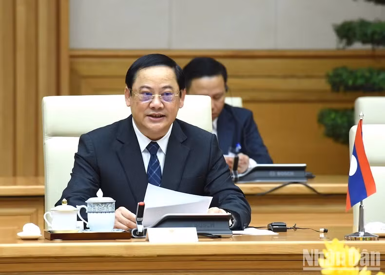 Lao Prime Minister Sonexay Siphandone speaks at the talks.