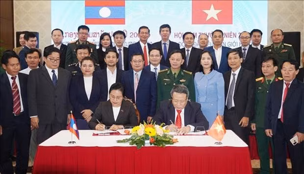 Representatives of Quang Tri and Laos’ Savannakhet province sign a minutes outlining their cooperation agenda for 2024 at the dialogue in Dong Ha city on January 13. (Photo: VNA)