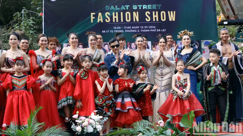 From Bokau Lang Labiang, K'Jona believes that brocade fashion will "awaken" in traditional brocade weaving villages, and brocade products will "fly" with modern fashion. From Bokau Lang Labiang, K'Jona believes that brocade fashion will "awaken" in traditional brocade weaving villages, and brocade products will "fly" with modern fashion.