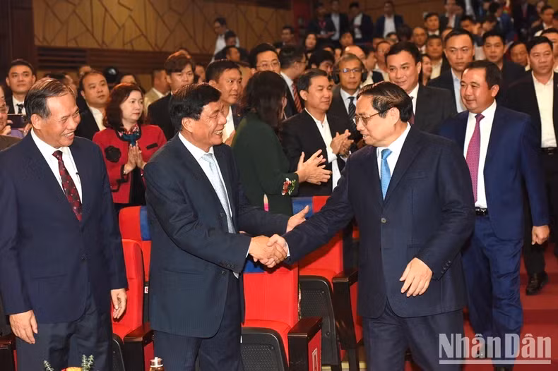 Prime Minister Pham Minh Chinh and delegates attend the conference announcing Hai Duong Province's master plan.