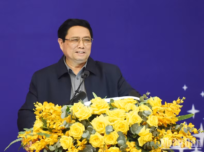 Prime Minister Pham Minh Chinh gives a directive speech at the working session with Vietnam Electricity Group (EVN).