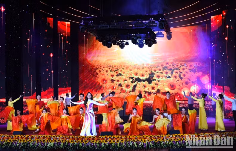 [In Pictures] Prime Minister attends conference announcing Hai Duong Province's master plan ảnh 2