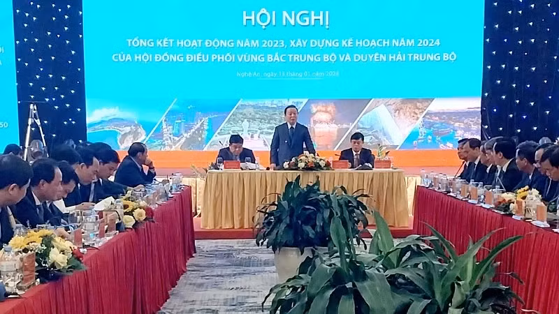 Deputy Prime Minister Tran Hong Ha, Chairman of the Coordinating Council for the North-Central and Central Coastal Region, concludes the conference.